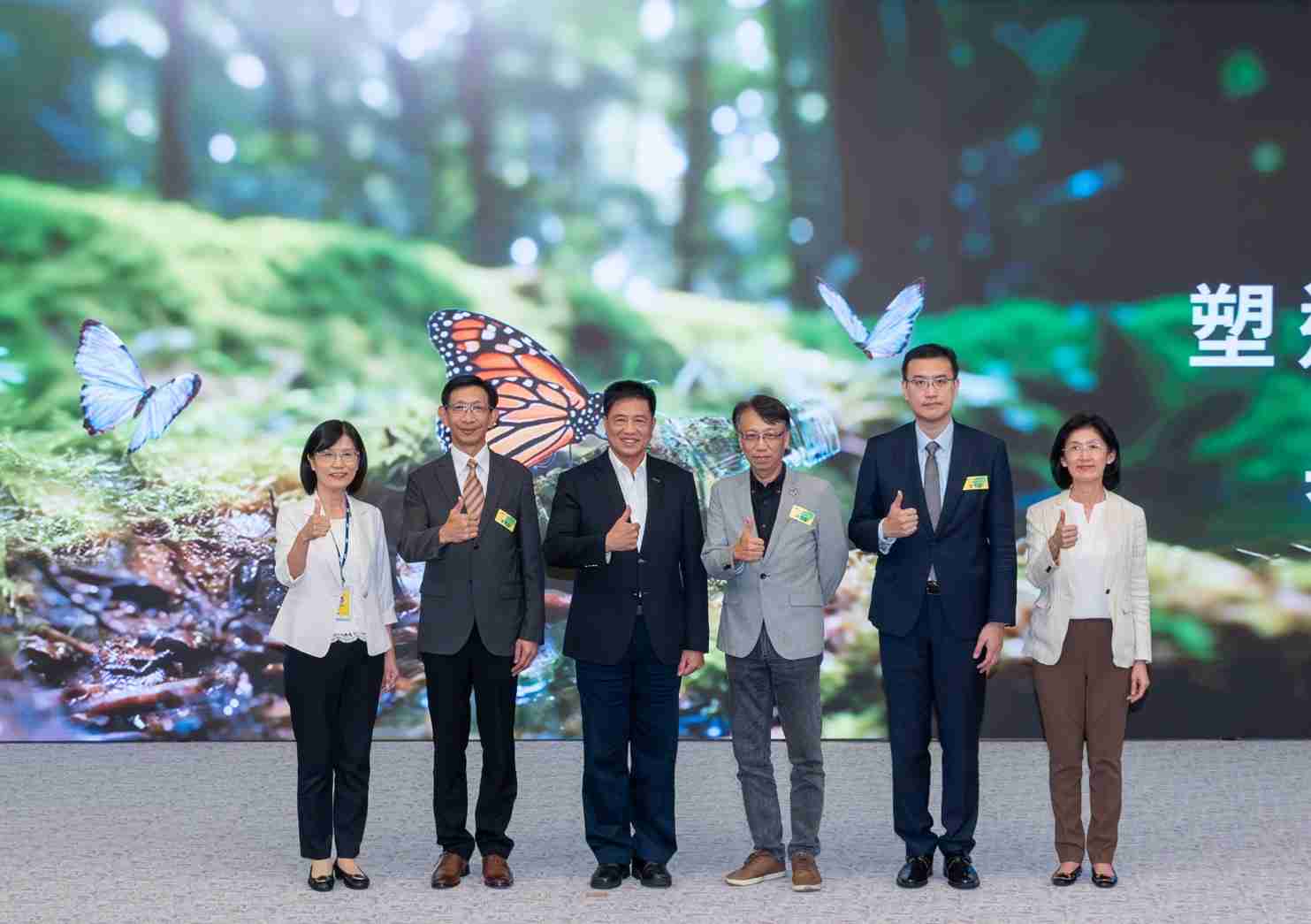 友達2023 CSR共榮大會，，邀請領域專家分享交流生物多樣性管理趨勢、、、無塑產品、、、海廢永續塑料等議題  （圖左到右：友達光電永續長古秀華、、3M台灣技術長陳君杰、、、、友達光電董事長暨集團策略長彭双浪、、、光寶科技企業永續發展處處長陳慶暉、、、安永聯合會計師事務所執業會計師曾于哲、、、、友達光電供應鏈總部副總經理吳宜芳）