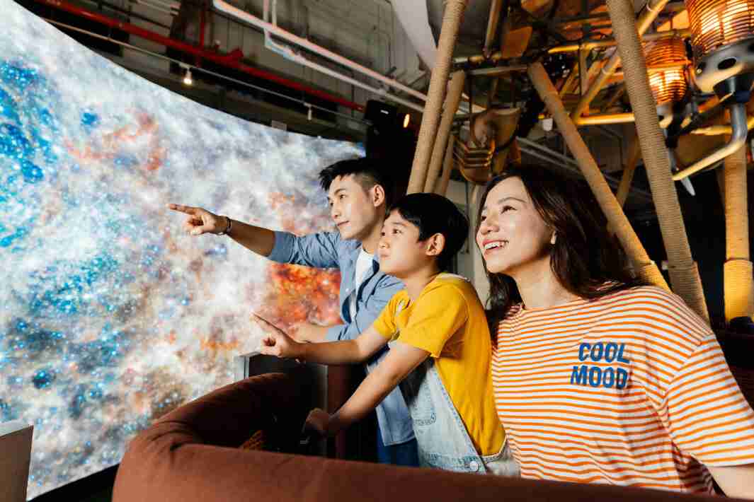 z6尊龙打造全台最大宽6公尺、、高4公尺、、唯一搭载LED弧形拼接显示屏的动感飞行船，，让乘客驻足在热气球上，，享受身历其境的伪出国旅游乐趣