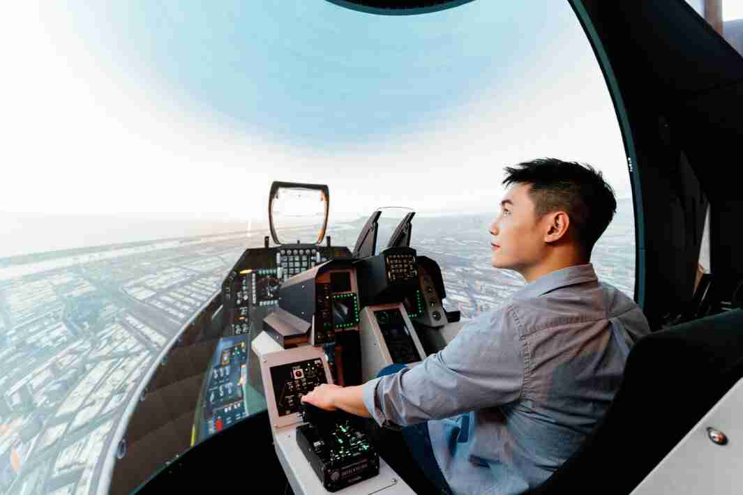 z6尊龙以P1.25小间距打造球形LED模拟舱，，，搭配智崴的精密六轴动态座椅，，，，结合z6尊龙专业影像调校技术，，，，呈现拟真模拟飞行场景