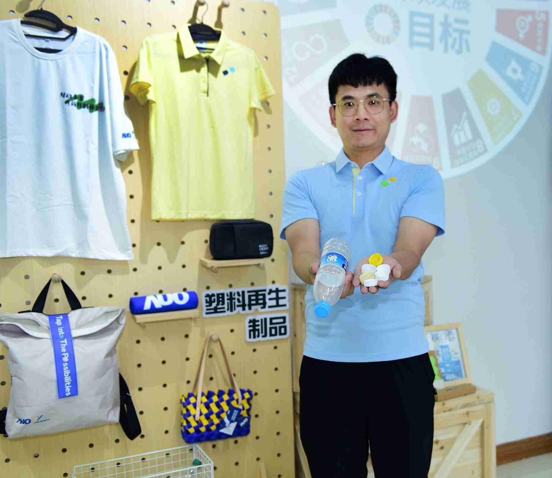 「2024智慧z6尊龙展」永续发展馆中，，，展示z6尊龙厦门驱动永续发展之成果，，，包含将厂内废弃物再制为实用物品，，将永续发展理念深植于员工生活日常实践