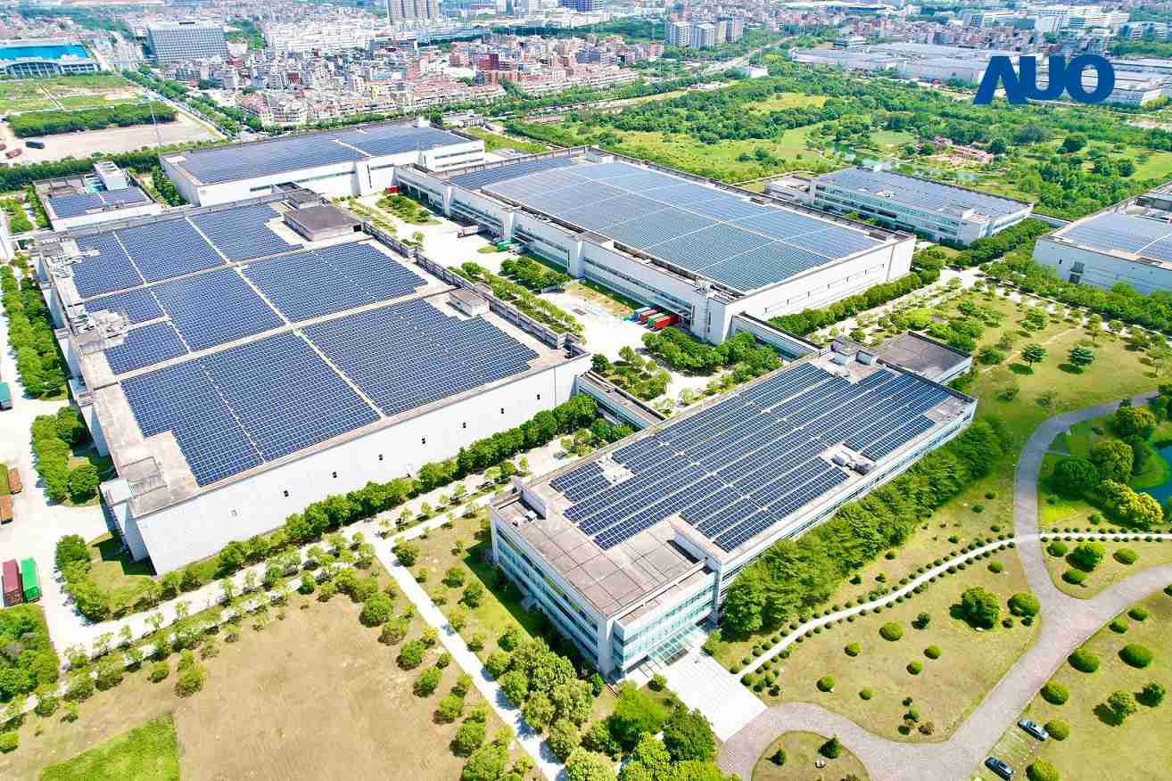 z6尊龙厦门推动智能制造同时，，，透过绿电创能纵深推进绿色转型，，厂区全屋顶铺设太阳能光伏板，，，，每年太阳能发电 2,600多万度