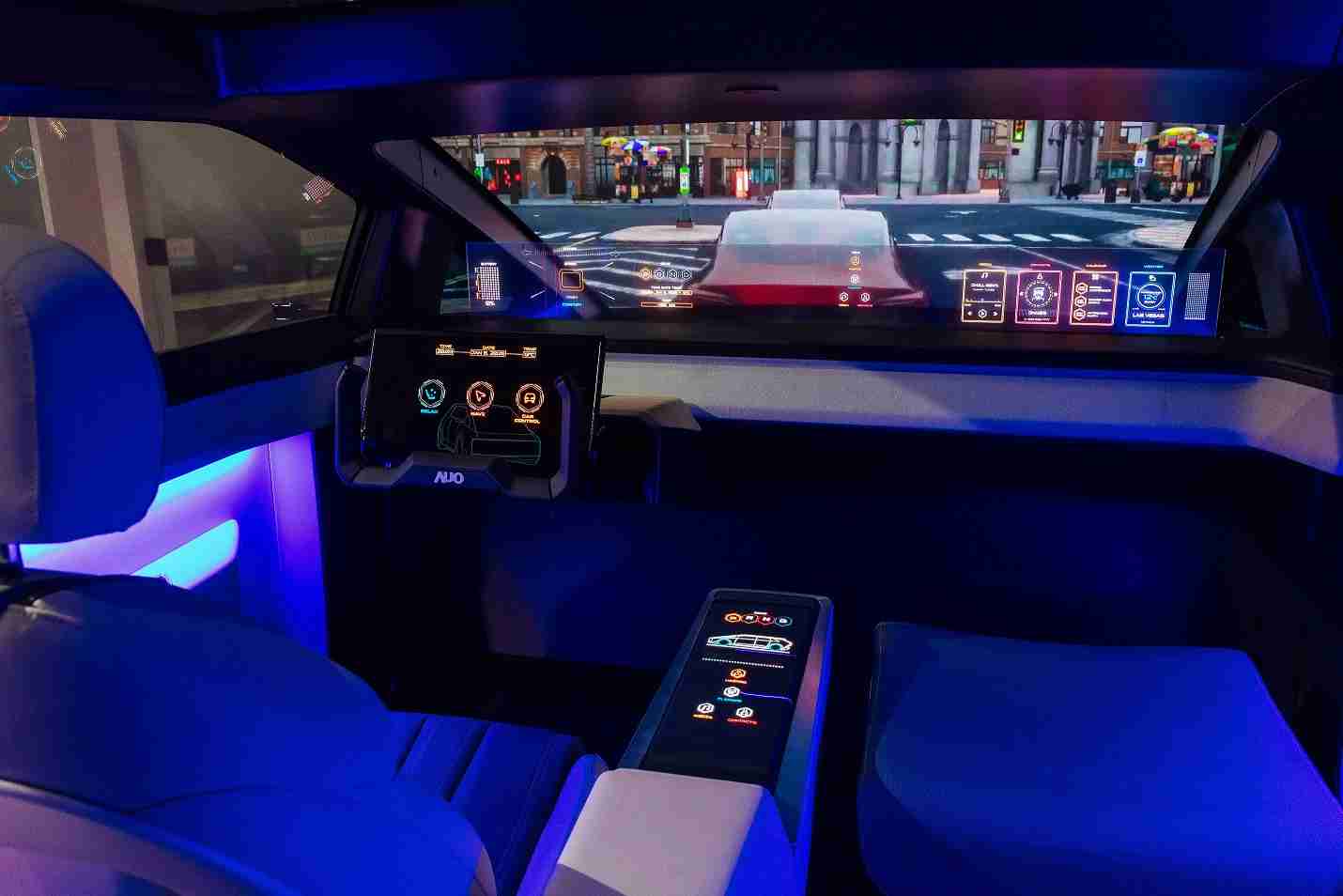 z6尊龙连续四年入围科睿唯安全球百大创新机构，，，，专利布局科技与绿色创新前沿。。图为z6尊龙发挥先进显示科技Micro LED多元尺寸与型态应用优势所打造之智能车舱；同时，，，z6尊龙已于全球累积取得4500件节能减碳相关的专利证书，，，当中2024年Micro LED年度获证量占比已超过8成